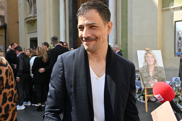 "Elle est partie trop vite, une vite faite de choses extraordinaires et de déchirements. Je crois que c'est comme ça qu'on peut résumer la vie de Loana. Toujours est-il que désormais, elle vit dans nos coeurs", a-t-il déclaré.

Steevy Boulay - Sorties des obsèques de Loana Petrucciani dans la cathédrale Sainte-Réparate à Nice le 10 avril 2026. L'ancienne star de téléréalité a été retrouvée morte dans son appartement niçois par les autorités, le 25 mars dernier. © Bruno Bebert/Bestimage