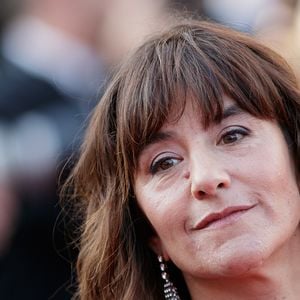 Elle décrit cette habitude comme une véritable “pathologie” qui lui a coûté cher.

Romane Bohringer à la montée des marches du film "Hors Normes" pour la clôture du 72ème Festival International du Film de Cannes, le 25 mai 2019

© Jacovides-Moreau / Bestimage