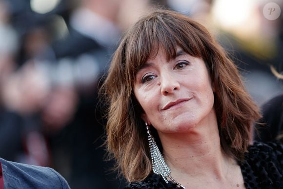 Elle décrit cette habitude comme une véritable “pathologie” qui lui a coûté cher.

Romane Bohringer à la montée des marches du film "Hors Normes" pour la clôture du 72ème Festival International du Film de Cannes, le 25 mai 2019

© Jacovides-Moreau / Bestimage