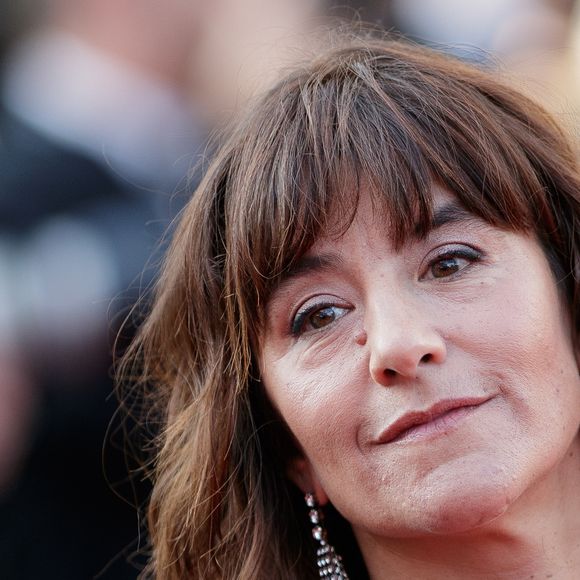 Elle décrit cette habitude comme une véritable “pathologie” qui lui a coûté cher.

Romane Bohringer à la montée des marches du film "Hors Normes" pour la clôture du 72ème Festival International du Film de Cannes, le 25 mai 2019

© Jacovides-Moreau / Bestimage