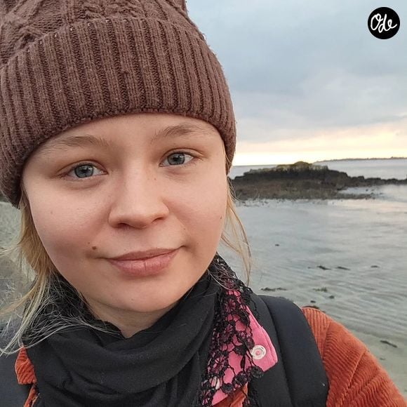 Cypriane Gardin à Concarneau pour le tournage de "Meurtres à Concarneau" en mars 2025.