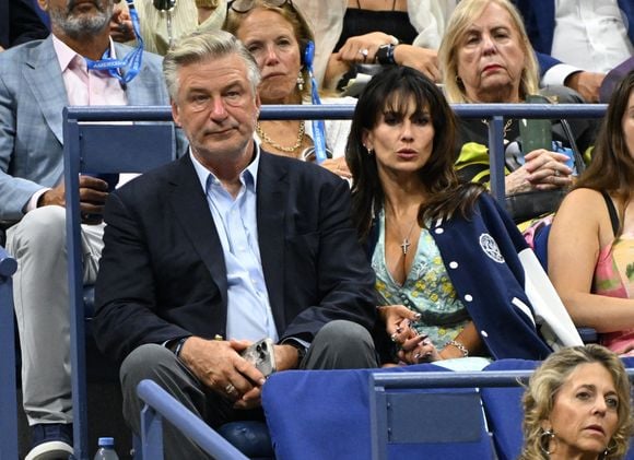 Flushing Meadows, New York  Novak Djokovic a affronté le talentueux Learner Tien au stade Louis Armstrong de l'USTA Billie Jean King National Tennis Center à Flushing, dans le Queens sous les yeux d'Alec Baldwin, Hilaria Baldwin. (Backgrid USA / Bestimage)