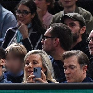 Laurence Ferrari et son mari Renaud Capuçon - People dans les tribunes du Rolex Paris Bercy Masters 1000 remporté par Novak Djokovic contre Grigor Dimitrov , le 4 novembre 2023. © Veeren/Bestimage