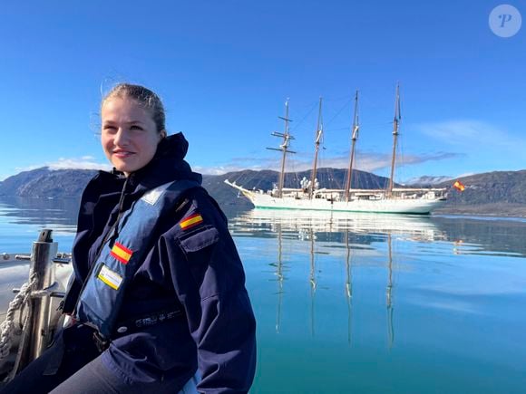 Et pour Léonor, pas de régime particulier ! La princesse est invitée à mettre la main à la pâte, dans les activités physiques inhérentes au métier de marin, comme les autres !

La princesse Leonor à bord du navire-école "Juan Sebastián Elcano" lors de sa traversée de l'Équateur, le 14 avril 2025. © Casa de SM El Rey / Bestimage