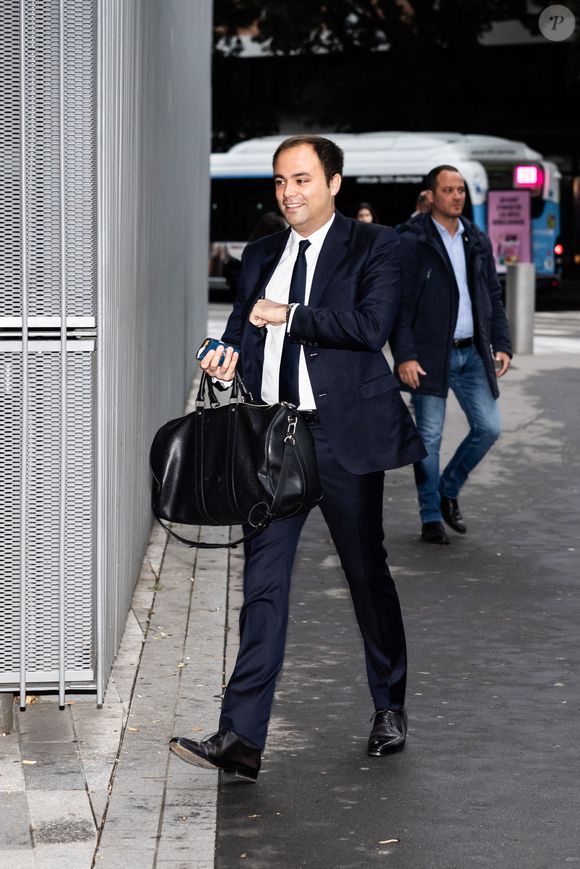 "Et on le connaît, ou pas ?", l'a questionné Damien Canivez. "Vous voulez dire 'Est-il médiatique ?' Non !", a confié Charles Consigny. "Vous le connaîtrez sans doute dans quelques années, vu son potentiel incroyable. Pour l'instant, non."

Maître Charles Consigny, avocat d'A. Djouhri - Procès de l'affaire du financement libyen présumé de la campagne présidentielle de 2007, impliquant 12 prévenus dont N. Sarkozy, au tribunal correctionnel de Paris, le 25 septembre 2025. © Julien Sarkissian / Bestimage