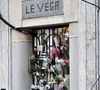 Si le procureur a ouvert une enquête pour déterminer les causes exactes du drame, les premières constatations privilégient pour l'heure la thèse d'une chute accidentelle

Illustration des fleurs déposées devant l'immeuble de Loana Petrucciani à Nice le 30 mars 2026., 5 jours après que les pompiers l'ont découverte sans vie dans son appartement de la rue Gounod à Nice. © Bruno Bebert / Bestimage