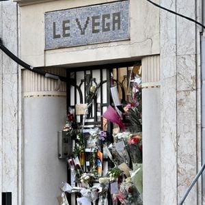 Si le procureur a ouvert une enquête pour déterminer les causes exactes du drame, les premières constatations privilégient pour l'heure la thèse d'une chute accidentelle

Illustration des fleurs déposées devant l'immeuble de Loana Petrucciani à Nice le 30 mars 2026., 5 jours après que les pompiers l'ont découverte sans vie dans son appartement de la rue Gounod à Nice. © Bruno Bebert / Bestimage