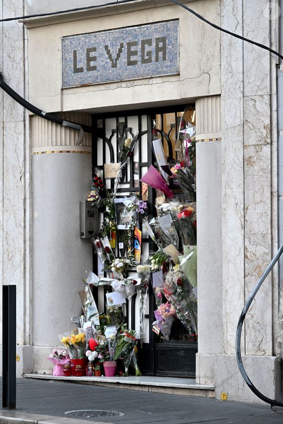 Si le procureur a ouvert une enquête pour déterminer les causes exactes du drame, les premières constatations privilégient pour l'heure la thèse d'une chute accidentelle

Illustration des fleurs déposées devant l'immeuble de Loana Petrucciani à Nice le 30 mars 2026., 5 jours après que les pompiers l'ont découverte sans vie dans son appartement de la rue Gounod à Nice. © Bruno Bebert / Bestimage