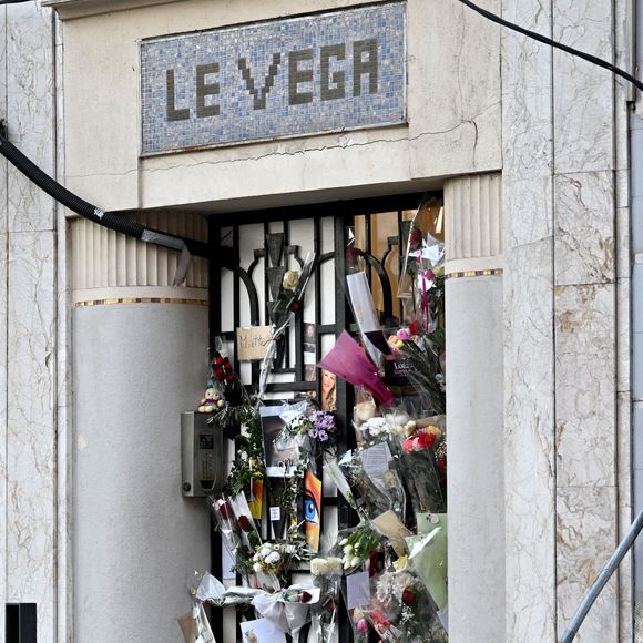Si le procureur a ouvert une enquête pour déterminer les causes exactes du drame, les premières constatations privilégient pour l'heure la thèse d'une chute accidentelle

Illustration des fleurs déposées devant l'immeuble de Loana Petrucciani à Nice le 30 mars 2026., 5 jours après que les pompiers l'ont découverte sans vie dans son appartement de la rue Gounod à Nice. © Bruno Bebert / Bestimage