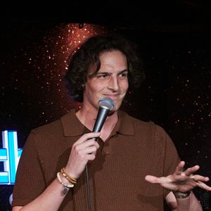 Exclusif - Paul de Saint Sernin - Inauguration du Michou Comedy Club avec Gad Elmaleh à Paris le 17 mars 2025. Le cabaret transformiste parisien Michou, créé en 1957, est devenu lundi soir un club dédié au stand-up, à l'initiative de son nouveau propriétaire Gad Elmaleh, une aventure qui relève "de la main tendue, de la transmission". "Il n'y aura jamais de grand joueur sans centre de formation. Et on est à la fois un terrain, un lieu du match, un lieu de vie, d'échange, de rencontres", a ajouté l'humoriste qui a créé un premier comedy club, Le Vig's, à Marseille il y a quelques semaines. "Je ressens beaucoup d'émotion. La satisfaction de voir la naissance des carrières, c'est énorme!", pour celui qui "préfère créer des comedy clubs pour découvrir des talents plutôt que d'avoir un jour une rue à (son) nom".
D'une capacité de 80 spectateurs, le Michou Comedy Club est ouvert dans un premier temps du mercredi au samedi, avec l'objectif de programmer des "standupers" en début de carrière toute la semaine.
L'humoriste P. de Saint Sernin, vu le samedi soir dans "Quelle Époque!" sur France 2, était à l'affiche du plateau inaugural.
G. Elmaleh a été choisi par la justice en octobre pour racheter le fonds de commerce de "Chez Michou".
Son fondateur, surnommé Michou, est décédé début 2020. L'établissement a ensuite connu des difficultés financières et a été mis en liquidation judiciaire l'été dernier.
Pour C. Catty-Jacquart, la nièce de Michou, "Gad Elmaleh va continuer à faire vivre le 80 rue des Martyrs, tombé entre de bonnes mains comme Michou l'aurait aimé. On aurait été malheureux que le lieu devienne autre chose qu'un cabaret".
En 2003, Gad Elmaleh, figure francophone de l'humour, a interprété au cinéma le personnage de "Chouchou", un travesti exubérant.
"C'est ici, chez Michou, que j'ai peaufiné l'écriture des scènes de cabaret de mon film", a raconté l'humoriste.
"Le cabaret Michou, c'est une histoire. Je n'avais pas envie de changer quoi que ce soit. On a tout laissé intact, les photos, les cadres dorés typiques sur les murs".
Il s'offre une adresse internationalement connue dont le fondateur, surnommé "le prince bleu de Montmartre", a inspiré "La Cage aux folles" au comédien et auteur J. Poiret dans les années 1970.
Berceau du transformisme et plus petit cabaret de Paris, "Chez Michou" présentait depuis 68 ans un dîner-spectacle avec des travestis surnommés les "Michettes", imitant des vedettes de la chanson et du cinéma comme S. Vartan, A. Girardot, J. Hallyday, M. Mathieu ou Dalida. © Cyril Moreau/Bestimage
#
No Web - Belgique et Suisse | 00699488