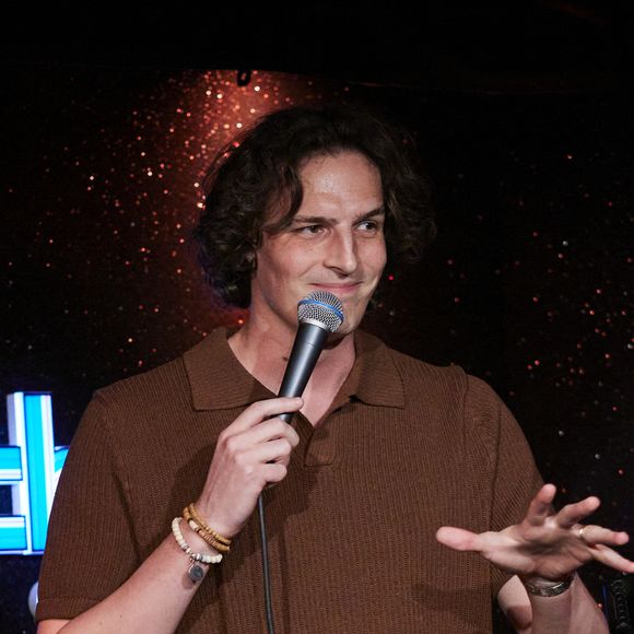 Exclusif - Paul de Saint Sernin - Inauguration du Michou Comedy Club avec Gad Elmaleh à Paris le 17 mars 2025. Le cabaret transformiste parisien Michou, créé en 1957, est devenu lundi soir un club dédié au stand-up, à l'initiative de son nouveau propriétaire Gad Elmaleh, une aventure qui relève "de la main tendue, de la transmission". "Il n'y aura jamais de grand joueur sans centre de formation. Et on est à la fois un terrain, un lieu du match, un lieu de vie, d'échange, de rencontres", a ajouté l'humoriste qui a créé un premier comedy club, Le Vig's, à Marseille il y a quelques semaines. "Je ressens beaucoup d'émotion. La satisfaction de voir la naissance des carrières, c'est énorme!", pour celui qui "préfère créer des comedy clubs pour découvrir des talents plutôt que d'avoir un jour une rue à (son) nom".
D'une capacité de 80 spectateurs, le Michou Comedy Club est ouvert dans un premier temps du mercredi au samedi, avec l'objectif de programmer des "standupers" en début de carrière toute la semaine.
L'humoriste P. de Saint Sernin, vu le samedi soir dans "Quelle Époque!" sur France 2, était à l'affiche du plateau inaugural.
G. Elmaleh a été choisi par la justice en octobre pour racheter le fonds de commerce de "Chez Michou".
Son fondateur, surnommé Michou, est décédé début 2020. L'établissement a ensuite connu des difficultés financières et a été mis en liquidation judiciaire l'été dernier.
Pour C. Catty-Jacquart, la nièce de Michou, "Gad Elmaleh va continuer à faire vivre le 80 rue des Martyrs, tombé entre de bonnes mains comme Michou l'aurait aimé. On aurait été malheureux que le lieu devienne autre chose qu'un cabaret".
En 2003, Gad Elmaleh, figure francophone de l'humour, a interprété au cinéma le personnage de "Chouchou", un travesti exubérant.
"C'est ici, chez Michou, que j'ai peaufiné l'écriture des scènes de cabaret de mon film", a raconté l'humoriste.
"Le cabaret Michou, c'est une histoire. Je n'avais pas envie de changer quoi que ce soit. On a tout laissé intact, les photos, les cadres dorés typiques sur les murs".
Il s'offre une adresse internationalement connue dont le fondateur, surnommé "le prince bleu de Montmartre", a inspiré "La Cage aux folles" au comédien et auteur J. Poiret dans les années 1970.
Berceau du transformisme et plus petit cabaret de Paris, "Chez Michou" présentait depuis 68 ans un dîner-spectacle avec des travestis surnommés les "Michettes", imitant des vedettes de la chanson et du cinéma comme S. Vartan, A. Girardot, J. Hallyday, M. Mathieu ou Dalida. © Cyril Moreau/Bestimage
#
No Web - Belgique et Suisse | 00699488