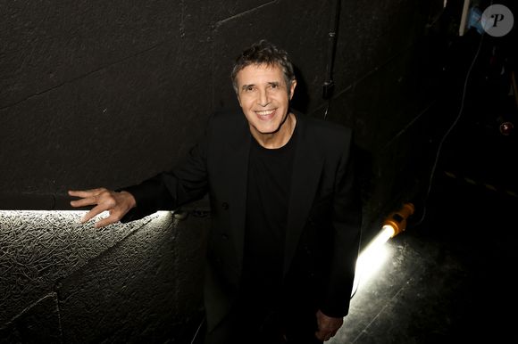 Julien Clerc en backstage de l'enregistrement de l'émission "La fête de la chanson française - 20 ans d'émotions" présentée par L.Thilleman et A.Manoukian, et diffusée le 17 avril sur France 3 à Paris, France, le 9 décembre 2025. © Jack Tribeca/Bestimage