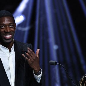 Le joueur français du Paris Saint-Germain, Ousmane Dembele, s'exprime après avoir remporté le Ballon d'Or masculin lors de la cérémonie de remise du Ballon d'Or France Football 2025 au Théâtre du Chatelet à Paris, France, le 22 septembre 2025. Photo de Gao Jing/Xinhua/ABACAPRESS.COM