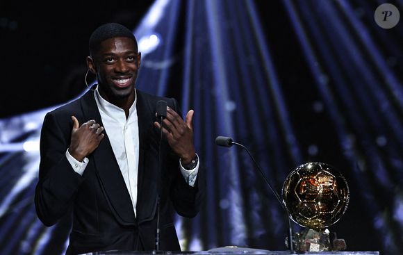 Le joueur français du Paris Saint-Germain, Ousmane Dembele, s'exprime après avoir remporté le Ballon d'Or masculin lors de la cérémonie de remise du Ballon d'Or France Football 2025 au Théâtre du Chatelet à Paris, France, le 22 septembre 2025. Photo de Gao Jing/Xinhua/ABACAPRESS.COM