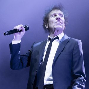 Une bonne partie de l'année, l'ami intime de Laurent Voulzy prend plaisir à se ressourcer dans le Loir-et-Cher, du côté de Ouchamps (commune de moins de 1000 habitants ndlr), où il possède une belle propriété avec son épouse.

Exclusif - Alain Souchon - XVème gala pour la Fondation Recherche Alzheimer à l'Olympia à Paris le 14 mars 2022. ©  Jack Tribeca/Bestimage