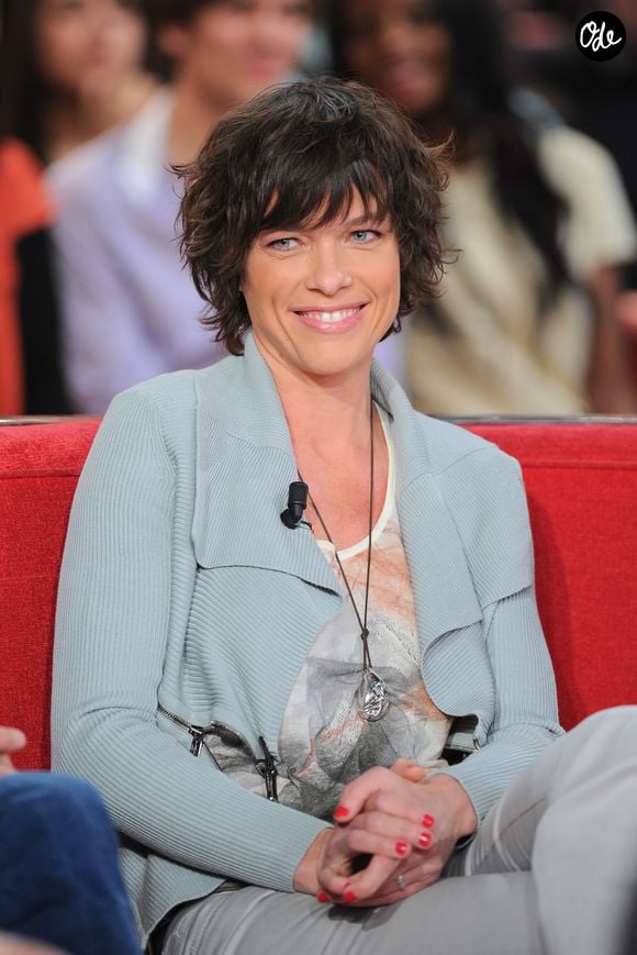 Anne Le Nen sur le plateau de Vivement Dimanche.

© Guillaume Gaffiot /Bestimage