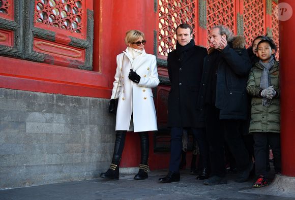 Le président de la République Emmanuel Macron, sa femme la Première dame Brigitte Macron (Trogneux) (manteau Olivier Rousteing pour Balmain) et l'historien Patrice Fava - Le président de la République et sa femme la Première dame visitent la Cité interdite avec des élèves de l’établissement français Charles de Gaulle de Pékin et d’une école chinoise à Pékin lors de la visite d'Etat de trois jours en Chine, le 9 janvier 2018. © Christian Liewig/Pool/Bestimage