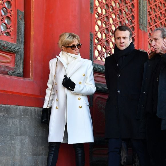 Le président de la République Emmanuel Macron, sa femme la Première dame Brigitte Macron (Trogneux) (manteau Olivier Rousteing pour Balmain) et l'historien Patrice Fava - Le président de la République et sa femme la Première dame visitent la Cité interdite avec des élèves de l’établissement français Charles de Gaulle de Pékin et d’une école chinoise à Pékin lors de la visite d'Etat de trois jours en Chine, le 9 janvier 2018. © Christian Liewig/Pool/Bestimage