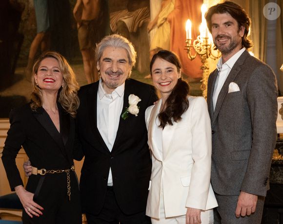 Mariage religieux pour Serge Lama et Luana Santonino, entourés du fils de Serge Lama Frédéric et de sa femme Léa, à la mairie du 7ème arrondissement de Paris, le 11 février 2021. Crédit Cyril Moreau/Bestimage