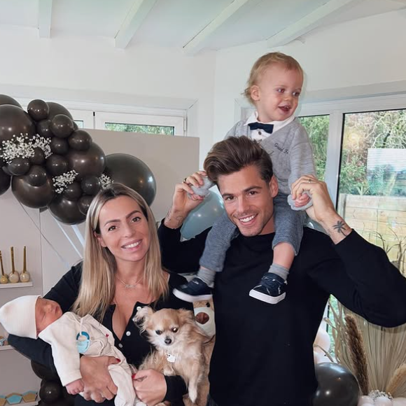 Installée à Bali avec son époux et leurs deux petits garçons, l'influenceuse vit aujourd'hui sereinement, loin des actuelles tensions touchant Dubaï.

Hillary Danderosieren et son mari Giovanni sur Instagram.