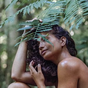 l'ouvrage est aussi l'occasion pour la jeune femme de 30 ans de se livrer sur un pan de sa vie des plus douloureux. 

Vaimalama Chaves sort son livre O VAI (éditions First)
© RAVA RAY RAV