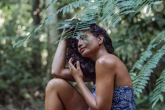 l'ouvrage est aussi l'occasion pour la jeune femme de 30 ans de se livrer sur un pan de sa vie des plus douloureux. 

Vaimalama Chaves sort son livre O VAI (éditions First)
© RAVA RAY RAV