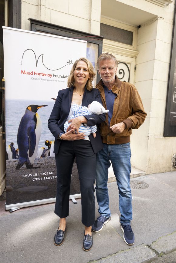 Maud Fontenoy (avec sa fille Elea) et Franck Dubosc lors de la cérémonie des prix pédagogiques pour l'Océan de la fondation Maud Fontenoy, au théâtre de l'Oeuvre, en compagnie de 300 enfants ayant participé au programme de la fondation. Paris, le 6 juin 2024.
© Pierre Perusseau/Bestimage