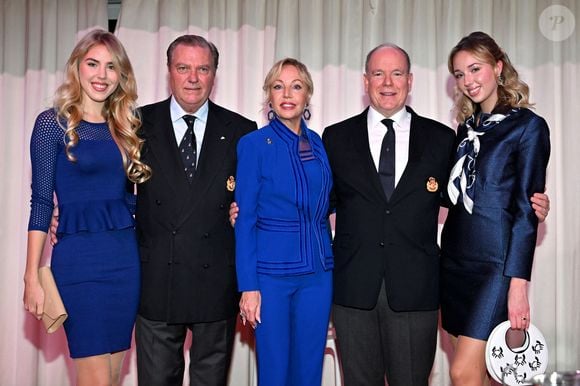 Le prince Charles de Bourbon des Deux Siciles, sa femme la princesse Camilla, leurs filles les princesses Maria Carolina et Maria Chiara et le prince Albert II de Monaco durant la cérémonie d'intronisation des nouveaux membres du Yacht Club de Monaco ainsi que la remise des YCM Awards-Trophée Credit Suisse 2025, présidé par le prince Albert II de Monaco, le 16 décembre 2025, au Yacht Club de Monaco.© Bruno Bebert / Bestimage