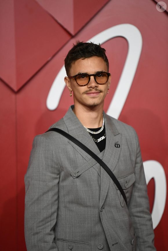 Romeo Beckham - Photocall de la soirée "Fashion Awards 2022" au Royal Albert Hall à Londres. Le 5 décembre 2022