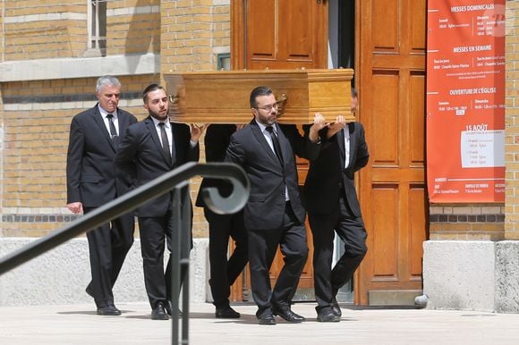 Cercueil de Ludovic Chancel - Obsèques de Ludovic Chancel, le fils de Sheila, en l'église Notre dame d'Eylau à Paris, le 17 juillet 2017. Il a ensuite été enterré au cimetière des Arches à Louveciennes.
