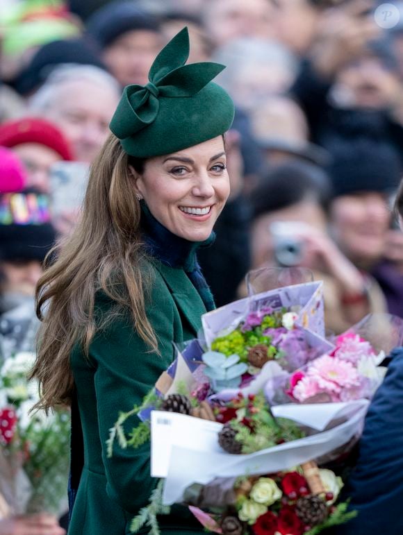 Par la suite, l'épouse du prince William est allée à la rencontre de la population locale

Catherine Kate Middleton - La famille royale britannique se rend à la messe de Noël à Sandringham le 25 décembre 2024