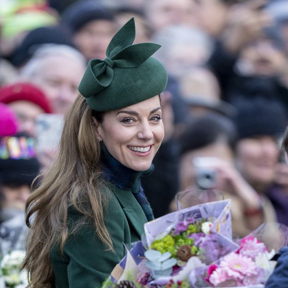 Par la suite, l'épouse du prince William est allée à la rencontre de la population locale

Catherine Kate Middleton - La famille royale britannique se rend à la messe de Noël à Sandringham le 25 décembre 2024