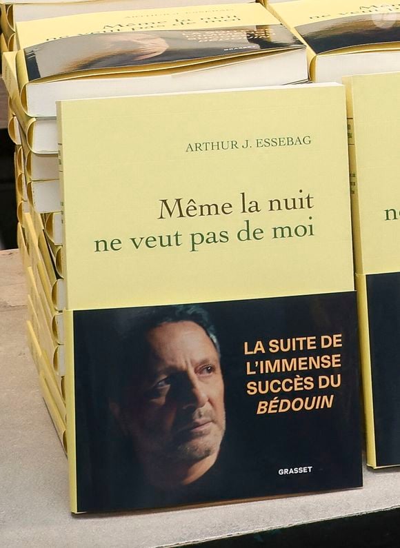 Exclusif - Arthur (Jacques Essebag) en séance de dédicaces pour la sortie de son nouveau livre "Même la nuit ne veut pas de moi (Ed. Grasset)" à la librairie Lamartine à Paris, le 27 mai 2026.
© Jacques Tribeca/Bestimage