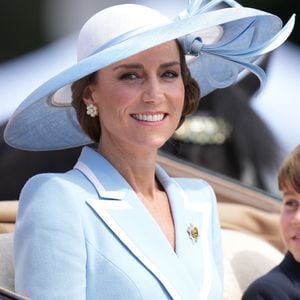 Kate Middleton a fait une apparition particulièrement remarquée lors de Trooping the Colour, la célébration officielle de l’anniversaire du roi Charles
Catherine (Kate) Middleton, princesse de Galles - La princesse de Galles assiste à la parade « Trooping the Colour » au palais de Buckingham, à Londres, au Royaume-Uni
© Julien Burton / Bestimage