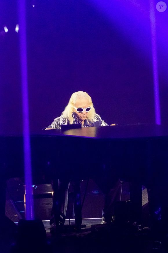 Le concert a débuté avec ses titres cultes comme Le bal des Laze ou La poupée qui fait non.

Michel Polnareff fête son anniversaire (79 ans) avec son fils Louka sur la scène de l'Accor Arena (Bercy) à Paris le 3 juillet 2023. Photo par Agence / Bestimage