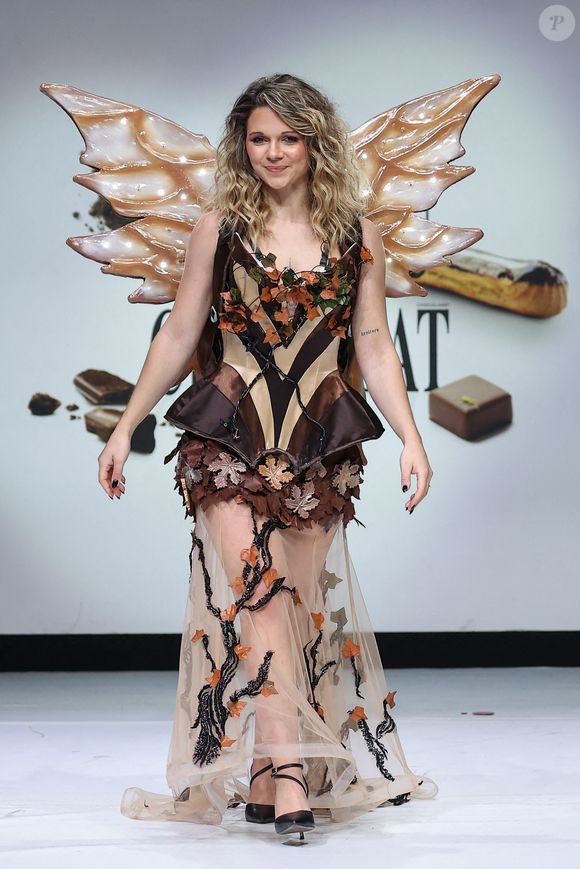 Juju Fitcats défile lors de la soirée d'ouverture du 'Salon du Chocolat - Paris 2023' - portant le chef pâtissier Frédéric Voulot, et la créatrice de robe Marion Lambert au Salon du Chocolat à la Porte de Versailles le 27 octobre 2023 à Paris, France. Photo par Nasser Berzane/ABACAPRESS.COM
