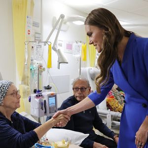 La princesse de Galles a rencontré le personnel et des patients

La princesse de Galles (Catherine Kate Middleton, princesse de Galles) visite le Christie NHS Foundation Trust, pour mettre en évidence le pouvoir de guérison des soins holistiques, parallèlement aux soins cliniques, pour les personnes vivant avec et au-delà du cancer, à Manchester, au Royaume-Uni, le 4 juin 2026.

© Andy Stenning/WPA-Pool/ Julien Burton / Bestimage
