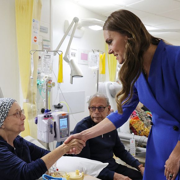 La princesse de Galles a rencontré le personnel et des patients

La princesse de Galles (Catherine Kate Middleton, princesse de Galles) visite le Christie NHS Foundation Trust, pour mettre en évidence le pouvoir de guérison des soins holistiques, parallèlement aux soins cliniques, pour les personnes vivant avec et au-delà du cancer, à Manchester, au Royaume-Uni, le 4 juin 2026.

© Andy Stenning/WPA-Pool/ Julien Burton / Bestimage