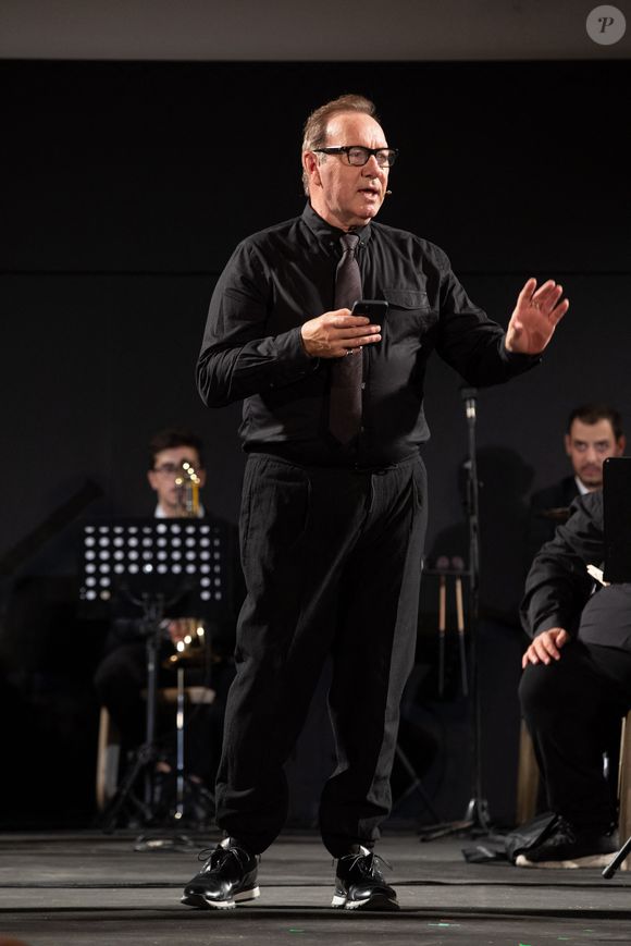 Il a également réalisé quelques épisodes de la série "House of Cards" avec Kevin Spacey.

Kevin Spacey - Cérémonie de remise des prix lors du 70ème festival du film de Taormina en Italie le 21 juillet 2024.

Photo : SGP / BESTIMAGE