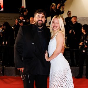 Artus et Kim Higelin - Montée des marches du film "Jim Queen" lors du 79ème Festival International du Film de Cannes le 18 mai 2026.

© Moreau / Jacovides / Bestimage