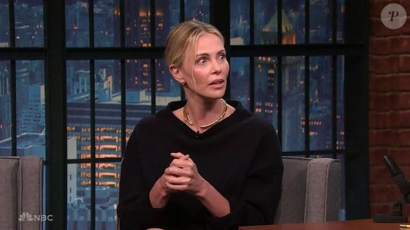 Charlize Theron est revenue sur les mots surprenants de sa mère au lendemain du drame. Elle lui a simplement dit : "On va passer à autre chose", avant de l'envoyer à l'école.

Charlize Theron participe à l'émission Late Night with Seth Meyers pour promouvoir son dernier film Netflix, The Old Guard 2. 

©BestImage