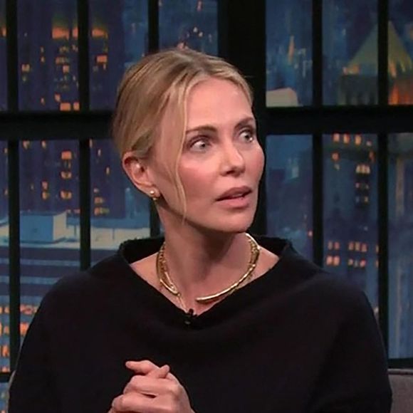 Charlize Theron est revenue sur les mots surprenants de sa mère au lendemain du drame. Elle lui a simplement dit : "On va passer à autre chose", avant de l'envoyer à l'école.

Charlize Theron participe à l'émission Late Night with Seth Meyers pour promouvoir son dernier film Netflix, The Old Guard 2. 

©BestImage