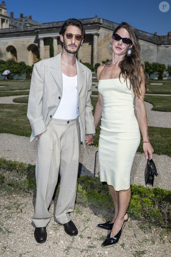 Les deux acteurs ont fondé une famille composée de deux filles, Billie et Lola. Ils ont fait le choix de vivre en dehors de Paris, au vert

Pierre Niney et Natasha Andrews au photocall du défilé Jacquemus de la mode homme Printemps/Été 2026 dans le cadre de la Fashion Week de Paris dans les jardins de l'Orangerie à Versailles, France, le 29, 2025. © Olivier Borde/Bestimage