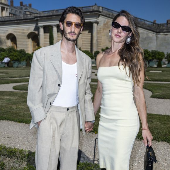 Les deux acteurs ont fondé une famille composée de deux filles, Billie et Lola. Ils ont fait le choix de vivre en dehors de Paris, au vert

Pierre Niney et Natasha Andrews au photocall du défilé Jacquemus de la mode homme Printemps/Été 2026 dans le cadre de la Fashion Week de Paris dans les jardins de l'Orangerie à Versailles, France, le 29, 2025. © Olivier Borde/Bestimage