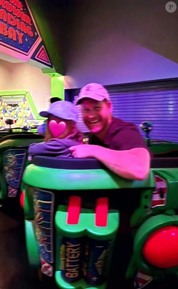 C'est une famille unie qui a été mise en avant dans ses images.

Le prince Harry révèle que Space Mountain est son attraction préférée à Disneyland – grâce à la princesse Diana – lors de son apparition avec sa femme Meghan Markle dans l'émission spéciale d'ABC pour les 70 ans de Disneyland. © Backgrid UK/ Bestimage