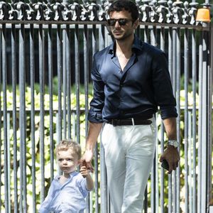Hugo Philip et son fils Marlon - Caroline Receveur et Hugo Philip arrivent à la Mairie du 16ème arrondissement à Paris pour leur mariage, le 11 juillet 2020.
Veuillez flouter le visage des enfants avant publication