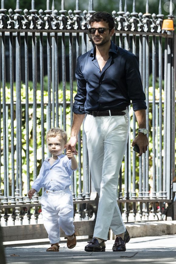 Hugo Philip et son fils Marlon - Caroline Receveur et Hugo Philip arrivent à la Mairie du 16ème arrondissement à Paris pour leur mariage, le 11 juillet 2020.
Veuillez flouter le visage des enfants avant publication