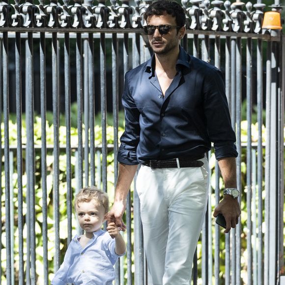 Hugo Philip et son fils Marlon - Caroline Receveur et Hugo Philip arrivent à la Mairie du 16ème arrondissement à Paris pour leur mariage, le 11 juillet 2020.
Veuillez flouter le visage des enfants avant publication