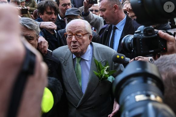 Jean-Marie Le Pen est allé déposer une gerbe de fleurs au pied de la statue de Jeanne d'Arc place des Pyramides à Paris le 1er mai
© Jean-René Santini / Bestimage