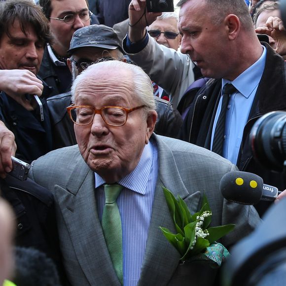 Jean-Marie Le Pen est allé déposer une gerbe de fleurs au pied de la statue de Jeanne d'Arc place des Pyramides à Paris le 1er mai
© Jean-René Santini / Bestimage